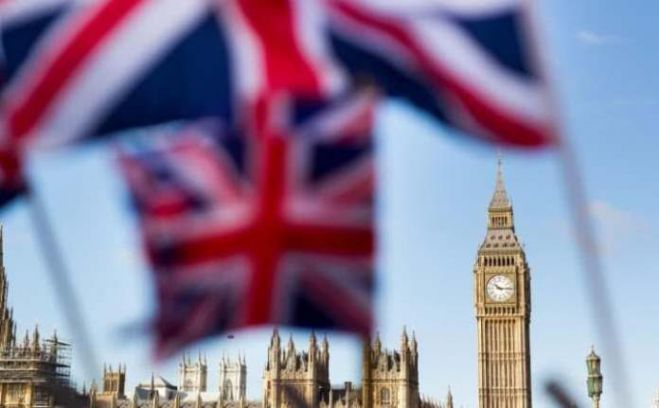 O&iota; &Tau;ό&rho;&iota;&sigmaf; &kappa;έ&rho;&delta;&iota;&sigma;&alpha;&nu;, &eta; &Mu;έ&iota; έ&chi;&alpha;&sigma;&epsilon; &kappa;&alpha;&iota; &omicron; &Kappa;ό&rho;&mu;&pi;&iota;&nu; &delta;&iota;&kappa;&alpha;&iota;ώ&theta;&eta;&kappa;&epsilon;