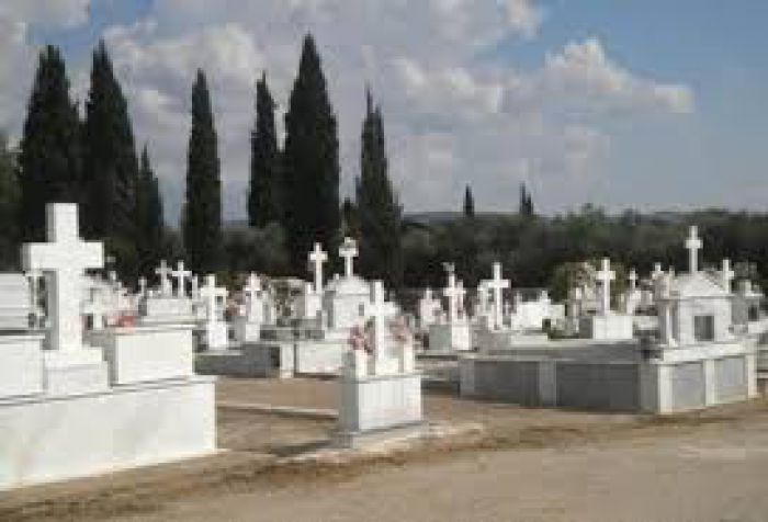 Εγκλωβίστηκε μέσα σε κοιμητήριο !