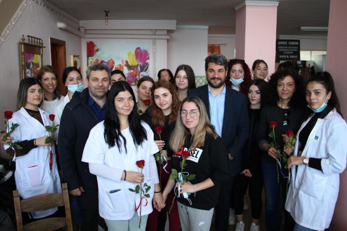 Κόκκινα τριαντάφυλλα και θεραπείες περιποίησης & ομορφιάς στις κυρίες των ΚΑΠΗ του Δ.Ο.ΚΟΙ.Π.Π. του Δήμου Χανίων