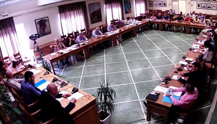 Επεισόδιο στο Δημοτικό Συμβούλιο Χανίων με σύμβουλο που άφησε....κουτάβια