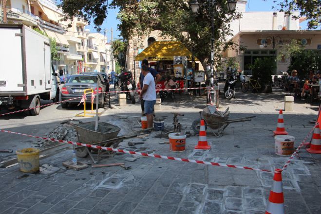 Συνεχίζονται οι εργασίες αποκατάστασης του πλακόστρωτου της Σπλάντζιας