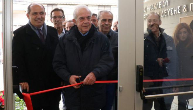 &Omicron; &Beta;&alpha;&sigma;ί&lambda;&eta;&sigmaf; &Lambda;&alpha;&mu;&pi;&rho;&iota;&nu;ό&sigmaf; &epsilon;&gamma;&kappa;&alpha;&iota;&nu;ί&alpha;&sigma;&epsilon; &tau;&omicron; &Delta;&eta;&mu;&omicron;&sigma;&kappa;ό&pi;&iota;&omicron;