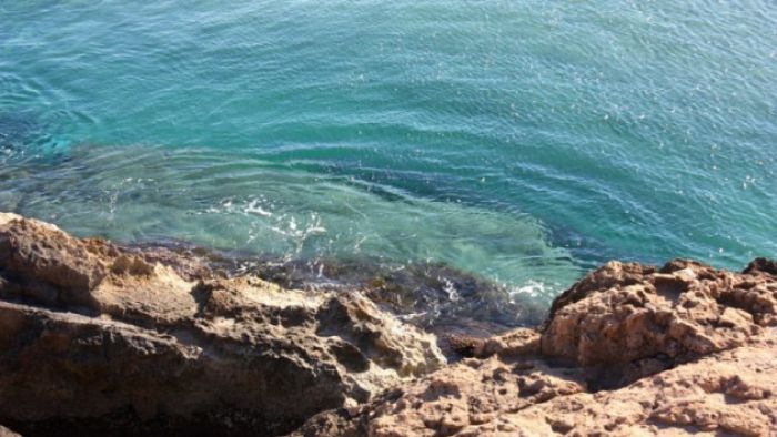Έπεσε από προβλήτα σε βράχια, δίνει μάχη για τη ζωή του