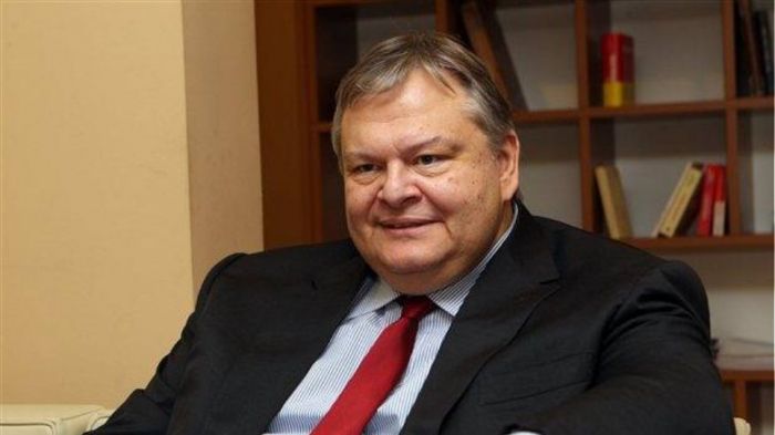 Έ&rho;&chi;&epsilon;&tau;&alpha;&iota; &sigma;&tau;&alpha; &Chi;&alpha;&nu;&iota;ά &omicron; &Beta;&alpha;&gamma;&gamma;έ&lambda;&eta;&sigmaf; &Beta;&epsilon;&nu;&iota;&zeta;έ&lambda;&omicron;&sigmaf;