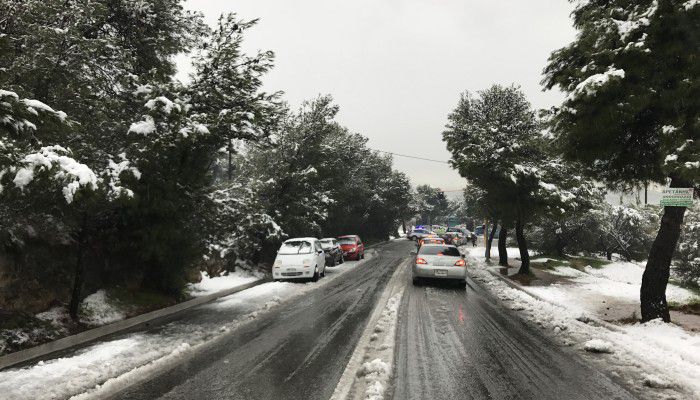 Βρήκε πορτοφόλι στην χιονισμένη οδό Ακρωτηρίου στα Χανιά και το παρέδωσε