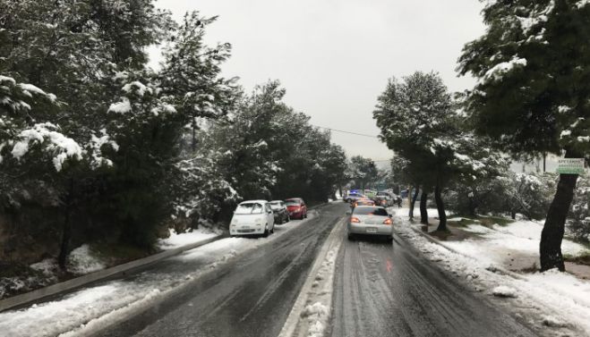 Βρήκε πορτοφόλι στην χιονισμένη οδό Ακρωτηρίου στα Χανιά και το παρέδωσε