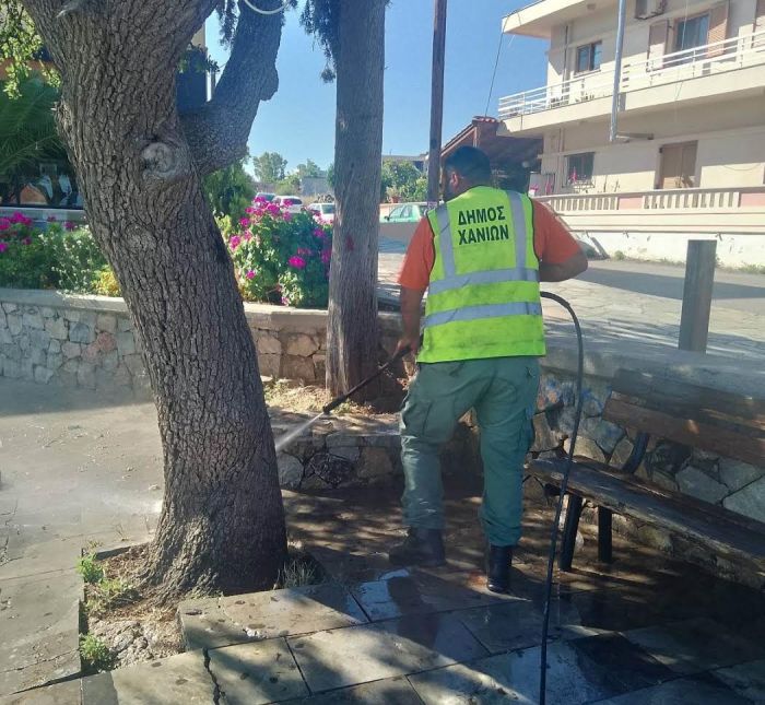 Εκτεταμένοι καθαρισμοί σε πλατείες περιαστικών περιοχών