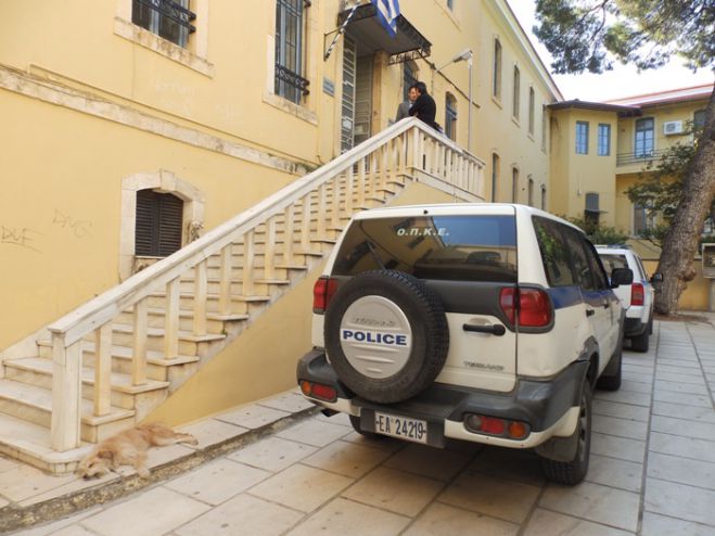 Στον εισαγγελέα οδηγήθηκε ο περιπτεράς που εισέβαλε στον ΟΚΑΝΑ