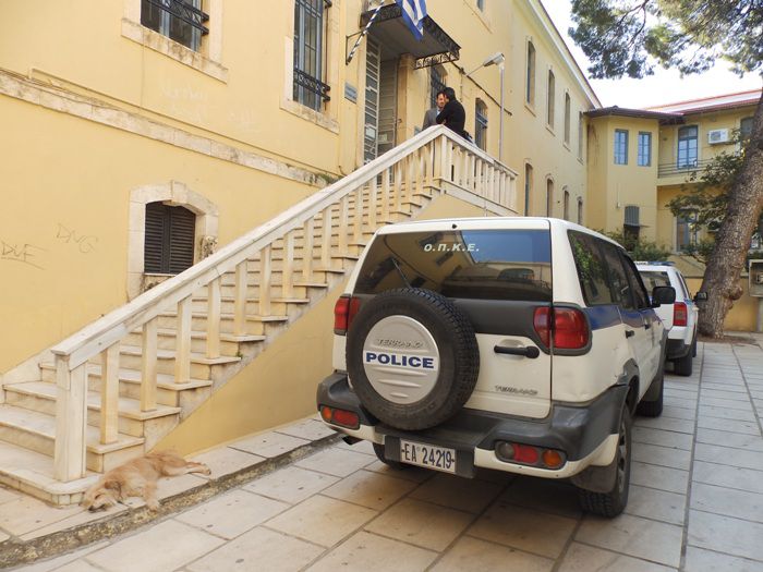 Στον εισαγγελέα οδηγήθηκε ο περιπτεράς που εισέβαλε στον ΟΚΑΝΑ