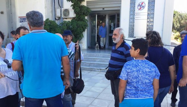 Παράσταση διαμαρτυρίας στην ΔΕΗ Χανίων για διακοπή ηλεκτροδότησης