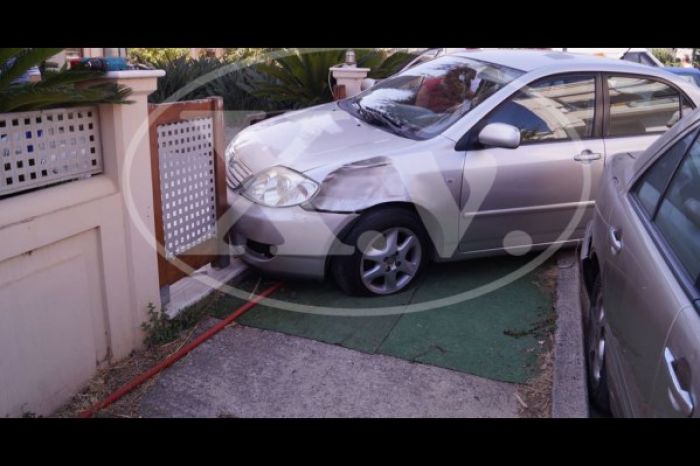 Επιβατικό όχημα προσέκρουσε σε είσοδο πολυκατοικίας