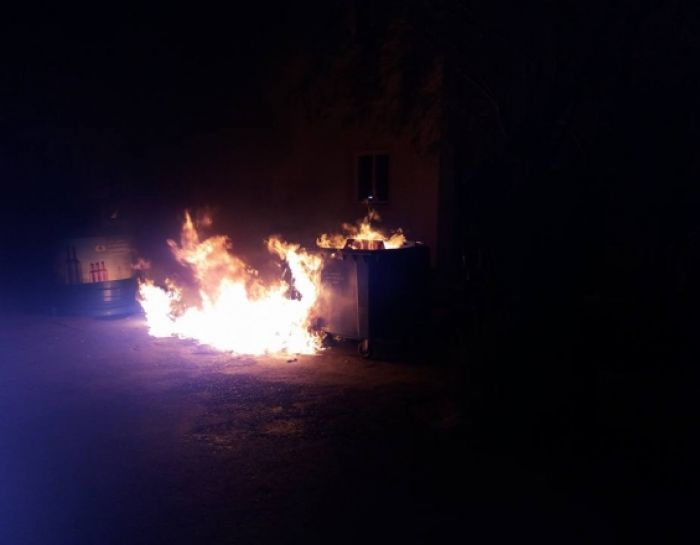 Φωτιές σε κάδους στα Χανιά