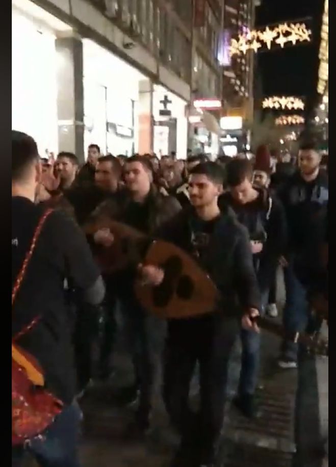&Kappa;&rho;&eta;&tau;&iota;&kappa;&omicron;ί &phi;&omicron;&iota;&tau;&eta;&tau;έ&sigmaf; &xi;&epsilon;&sigma;ή&kappa;&omega;&sigma;&alpha;&nu; &tau;&eta;&nu; &omicron;&delta;ό &Epsilon;&rho;&mu;&omicron;ύ &sigma;&tau;&eta;&nu; &Alpha;&theta;ή&nu;&alpha; (&beta;ί&nu;&tau;&epsilon;&omicron;)