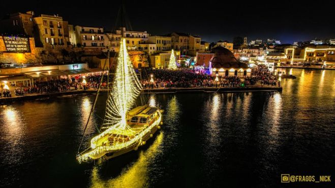 Φαντασμαγορική η φωτοδότηση του νέου Χριστουγεννιάτικου δέντρου του Δήμου Χανίων στο Ενετικό Λιμάνι