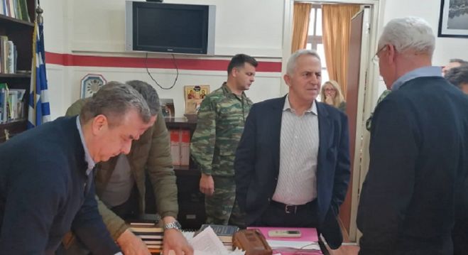 &Sigma;&tau;&alpha; &Chi;&alpha;&nu;&iota;ά &omicron; &Upsilon;&Epsilon;&Theta;&Alpha;, &Epsilon;. &Alpha;&pi;&omicron;&sigma;&tau;&omicron;&lambda;ά&kappa;&eta;&sigmaf;