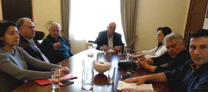 &Sigma;&upsilon;&nu;ά&nu;&tau;&eta;&sigma;&eta; &Delta;&eta;&mu;ά&rho;&chi;&omicron;&upsilon; &Chi;&alpha;&nu;ί&omega;&nu;, &Tau;. &Beta;ά&mu;&beta;&omicron;&upsilon;&kappa;&alpha;, &mu;&epsilon; &tau;&omicron;&nu; &Sigma;ύ&lambda;&lambda;&omicron;&gamma;&omicron; &Epsilon;&pi;&alpha;&gamma;&gamma;&epsilon;&lambda;&mu;&alpha;&tau;&iota;ώ&nu; &Kappa;&alpha;&tau;&alpha;&sigma;&tau;&eta;&mu;&alpha;&tau;&alpha;&rho;&chi;ώ&nu;, &Xi;&epsilon;&nu;&omicron;&delta;ό&chi;&omega;&nu;, &Iota;&delta;&iota;&omicron;&kappa;&tau;&eta;&tau;ώ&nu; &Epsilon;&nu;&omicron;&iota;&kappa;&iota;&alpha;&zeta;&omicron;&mu;έ&nu;&omega;&nu; &Delta;&omega;&mu;&alpha;&tau;ί&omega;&nu; &Nu;. &Chi;ώ&rho;&alpha;&sigmaf;