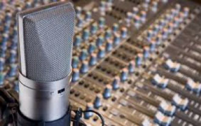 &Phi;&omega;&tau;&iota;ά &sigma;&epsilon; &rho;&alpha;&delta;&iota;&omicron;&phi;&omega;&nu;&iota;&kappa;ό &sigma;&tau;&alpha;&theta;&mu;ό &sigma;&tau;&eta;&nu; &Iota;&epsilon;&rho;ά&pi;&epsilon;&tau;&rho;&alpha;