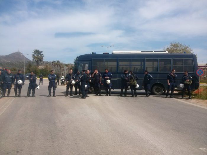 "Μπλόκο" από τα ΜΑΤ στη διαμαρτυρία του αεροδρομίου Χανίων