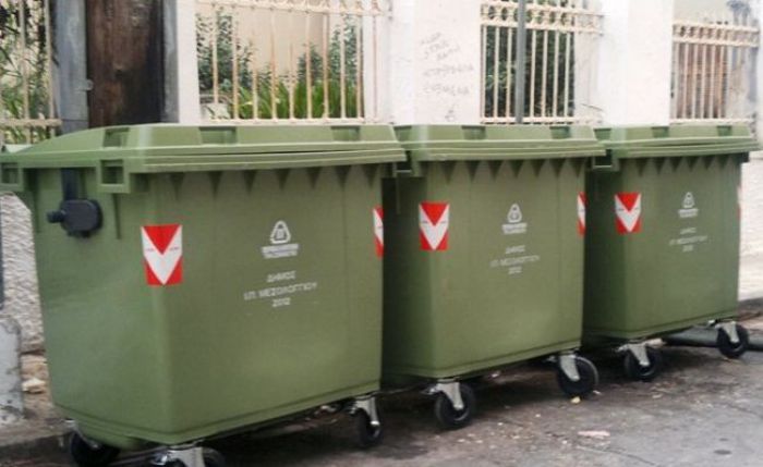 Ξεχειλίζουν τα σκουπίδια στην τουριστική ζώνη Χανιά-Αγιά Μαρίνα
