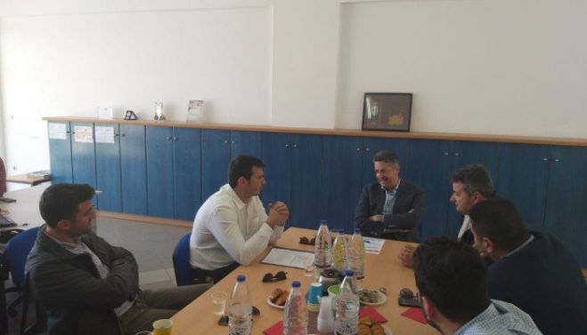 &Sigma;&upsilon;&nu;ά&nu;&tau;&eta;&sigma;&eta; &mu;&epsilon; &tau;&omicron;&upsilon;&sigmaf; &xi;&epsilon;&nu;&omicron;&delta;ό&chi;&omicron;&upsilon;&sigmaf; &tau;&omega;&nu; &Chi;&alpha;&nu;ί&omega;&nu; &epsilon;ί&chi;&epsilon; &omicron; &Alpha;&lambda;έ&xi;&alpha;&nu;&delta;&rho;&omicron;&sigmaf; &Mu;&alpha;&rho;&kappa;&omicron;&gamma;&iota;&alpha;&nu;&nu;ά&kappa;&eta;&sigmaf;