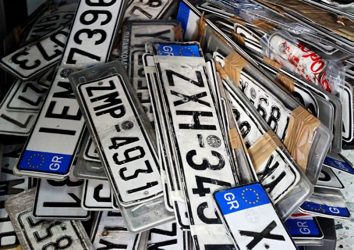 Επιστρέφονται οι πινακίδες από τη Δημοτική Αστυνομία