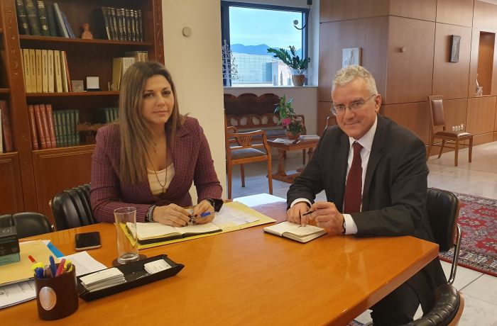 &Sigma;&upsilon;&nu;ά&nu;&tau;&eta;&sigma;&eta; &Beta;&omicron;&lambda;&omicron;&upsilon;&delta;ά&kappa;&eta; &mu;&epsilon; &tau;&eta;&nu; &Upsilon;&phi;&upsilon;&pi;&omicron;&upsilon;&rho;&gamma;ό &Pi;&alpha;&iota;&delta;&epsilon;ί&alpha;&sigmaf; &Sigma;&omicron;&phi;ί&alpha; &Zeta;&alpha;&chi;&alpha;&rho;ά&kappa;&eta;