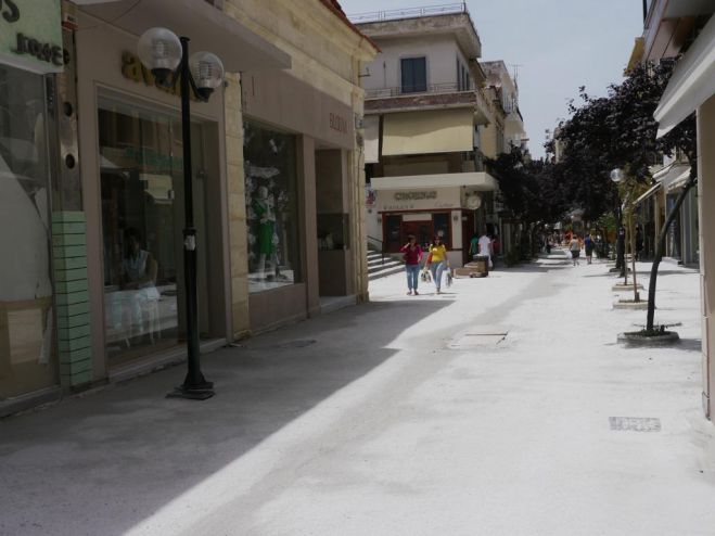Ο δήμος Χανίων πετά στον δρόμο δυο καταστηματάρχες της Τσουδερών στα Χανιά