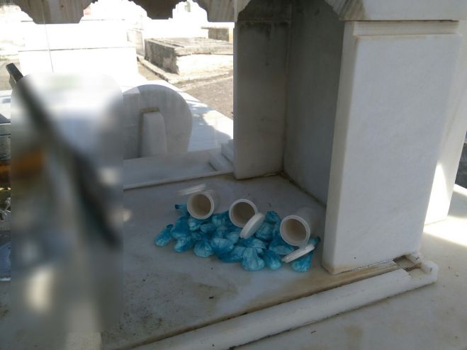 &Chi;&alpha;&nu;&iota;ώ&tau;&eta;&sigmaf; έ&kappa;&rho;&upsilon;&beta;&epsilon; &kappa;&omicron;&kappa;&alpha;ΐ&nu;&eta; &sigma;&epsilon; &tau;ά&phi;&omicron; &nu;&epsilon;&kappa;&rho;&omicron;&tau;&alpha;&phi;&epsilon;ί&omicron;&upsilon;