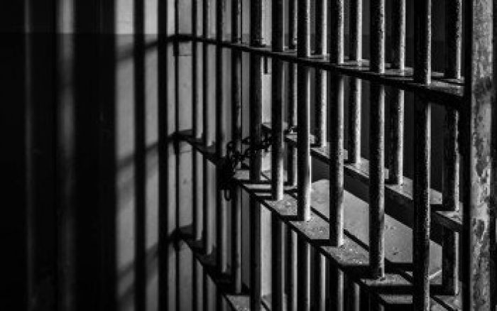 &Sigma;&tau;&alpha; &kappa;&rho;&alpha;&tau;&eta;&tau;ή&rho;&iota;&alpha; &tau;&rho;ί&alpha; ά&tau;&omicron;&mu;&alpha; &kappa;&alpha;&tau;&eta;&gamma;&omicron;&rho;&omicron;ύ&mu;&epsilon;&nu;&omicron;&iota; &gamma;&iota;&alpha; &sigma;&upsilon;&mu;&mu;&epsilon;&tau;&omicron;&chi;ή &sigma;&epsilon; &pi;&alpha;&rho;ά&nu;&omicron;&mu;&alpha; &pi;&alpha;&iota;&chi;&nu;ί&delta;&iota;&alpha;