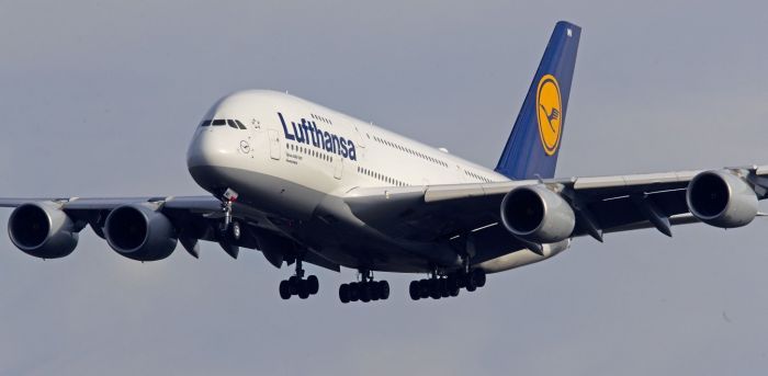A&rho;&chi;ί&zeta;&epsilon;&iota; &xi;&alpha;&nu;ά &pi;&tau;ή&sigma;&epsilon;&iota;&sigmaf; &kappa;&alpha;&iota; &pi;&rho;&omicron;&sigmaf; &Kappa;&rho;ή&tau;&eta; &eta; Lufthansa