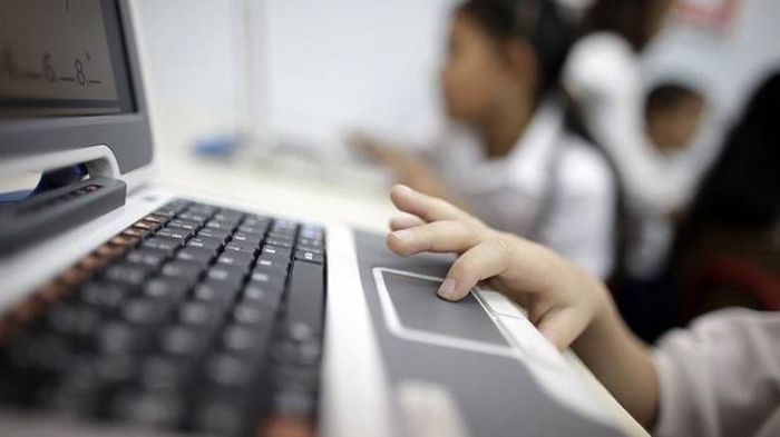 &laquo;&Pi;ώ&sigmaf; &nu;&alpha; &pi;&rho;&omicron;&sigma;&tau;&alpha;&tau;έ&psi;&omega; &tau;&omicron; &pi;&alpha;&iota;&delta;ί &mu;&omicron;&upsilon; &alpha;&pi;ό &tau;&omicron;&upsilon;&sigmaf; &kappa;&iota;&nu;&delta;ύ&nu;&omicron;&upsilon;&sigmaf; &tau;&omicron;&upsilon; &Delta;&iota;&alpha;&delta;&iota;&kappa;&tau;ύ&omicron;&upsilon; &kappa;&alpha;&iota; &tau;&omicron;&nu; &Epsilon;&theta;&iota;&sigma;&mu;ό&raquo;