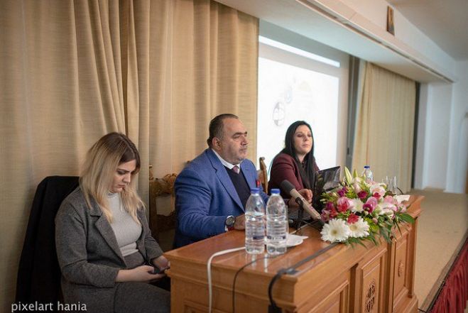 &Tau;&eta;&nu; &Beta;ί&beta;&lambda;&omicron; &tau;&omicron;&upsilon; &delta;&iota;&alpha;&delta;&iota;&kappa;&tau;ύ&omicron;&upsilon; &pi;&alpha;&rho;&omicron;&upsilon;&sigma;ί&alpha;&sigma;&epsilon; &sigma;&tau;&alpha; &Chi;&alpha;&nu;&iota;ά &omicron; &Mu;&alpha;&nu;ώ&lambda;&eta;&sigmaf; &Sigma;&phi;&alpha;&kappa;&iota;&alpha;&nu;ά&kappa;&eta;&sigmaf;