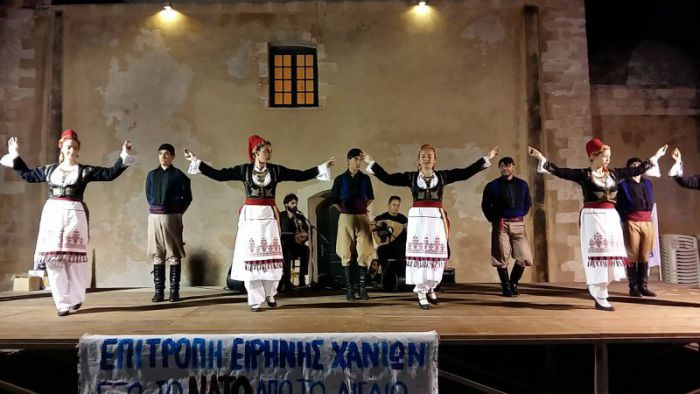Χανιά: Με γλέντι άρχισαν την αντιπολεμική κινητοποίηση οι Επιτροπές Ειρήνης
