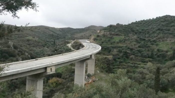 &Sigma;&tau;&omicron; &tau;&epsilon;&lambda;&iota;&kappa;ό &sigma;&tau;ά&delta;&iota;&omicron; &omicron;&iota; &epsilon;&rho;&gamma;&alpha;&sigma;ί&epsilon;&sigmaf; &sigma;&tau;&eta; &gamma;έ&phi;&upsilon;&rho;&alpha; &Chi;&alpha;&mu;&epsilon;&zeta;ί&omicron;&upsilon;