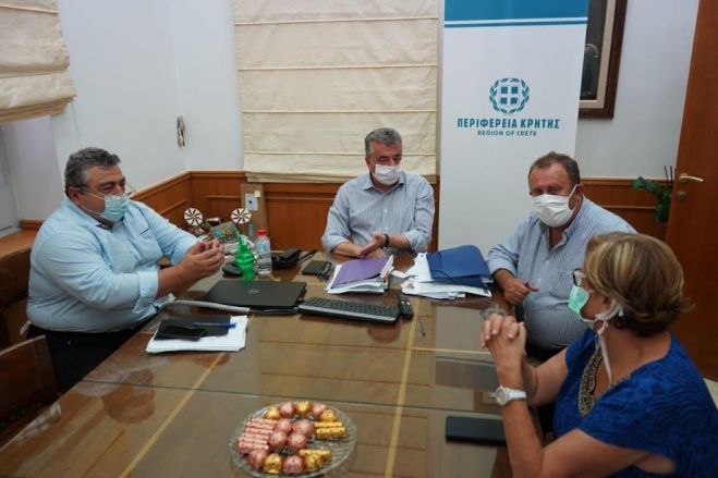 Την σύμβαση για την «Βελτίωση του αγωνιστικού χώρου του δημοτικού σταδίου Κισσάμου» υπέγραψε ο Περιφερειάρχης Κρήτης