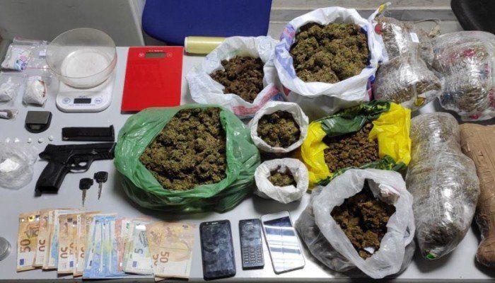 &Sigma;&tau;&eta; &phi;ά&kappa;&alpha; &delta;ύ&omicron; &Chi;&alpha;&nu;&iota;ώ&tau;&epsilon;&sigmaf; &gamma;&iota;&alpha; &nu;&alpha;&rho;&kappa;&omega;&tau;&iota;&kappa;ά