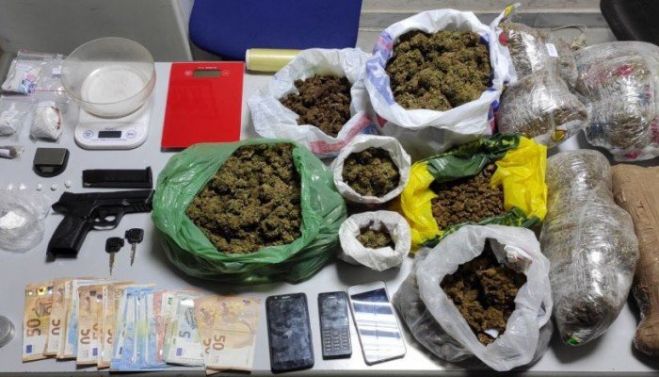 &Sigma;&tau;&eta; &phi;ά&kappa;&alpha; &delta;ύ&omicron; &Chi;&alpha;&nu;&iota;ώ&tau;&epsilon;&sigmaf; &gamma;&iota;&alpha; &nu;&alpha;&rho;&kappa;&omega;&tau;&iota;&kappa;ά