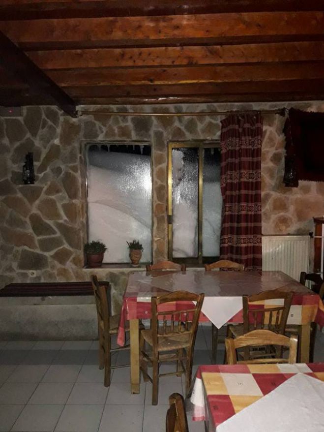 Το χιόνι κάλυψε ταβέρνα στον Ομαλό!