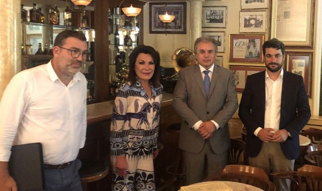 Επίσκεψη της Προέδρου της Επιτροπής “Ελλάδα 2021”, Γιάννας Αγγελοπούλου στο Ιστορικό Καφέ &quot;Κήπος&quot;