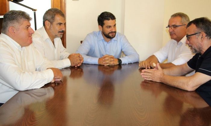 &Sigma;&upsilon;&nu;ά&nu;&tau;&eta;&sigma;&eta; &Delta;&eta;&mu;ά&rho;&chi;&omicron;&upsilon; &Chi;&alpha;&nu;ί&omega;&nu; &mu;&epsilon; &tau;&omicron;&nu; &Omicron;&mu;&omicron;&sigma;&pi;&omicron;&nu;&delta;&iota;&alpha;&kappa;ό &pi;&rho;&omicron;&pi;&omicron;&nu;&eta;&tau;ή &kappa;&alpha;&iota; &tau;&omicron;&nu; &Alpha;&nu;&tau;&iota;&pi;&rho;ό&epsilon;&delta;&rho;&omicron; &tau;&eta;&sigmaf; &Epsilon;&Omicron;&Tau;