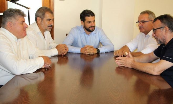 &Sigma;&upsilon;&nu;ά&nu;&tau;&eta;&sigma;&eta; &Delta;&eta;&mu;ά&rho;&chi;&omicron;&upsilon; &Chi;&alpha;&nu;ί&omega;&nu; &mu;&epsilon; &tau;&omicron;&nu; &Omicron;&mu;&omicron;&sigma;&pi;&omicron;&nu;&delta;&iota;&alpha;&kappa;ό &pi;&rho;&omicron;&pi;&omicron;&nu;&eta;&tau;ή &kappa;&alpha;&iota; &tau;&omicron;&nu; &Alpha;&nu;&tau;&iota;&pi;&rho;ό&epsilon;&delta;&rho;&omicron; &tau;&eta;&sigmaf; &Epsilon;&Omicron;&Tau;