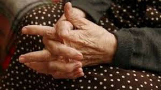 &Mu;&pi;ή&kappa;&epsilon; &sigma;&tau;&omicron; &sigma;&pi;ί&tau;&iota; &eta;&lambda;&iota;&kappa;&iota;&omega;&mu;έ&nu;&eta;&sigmaf; &sigma;&epsilon; &chi;&omega;&rho;&iota;ό &tau;&omicron;&upsilon; &Delta;ή&mu;&omicron;&upsilon; &Pi;&lambda;&alpha;&tau;&alpha;&nu;&iota;ά &kappa;&alpha;&iota; &tau;&eta;&nu; &chi;&tau;ύ&pi;&eta;&sigma;&epsilon;