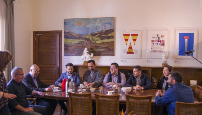 &Sigma;&upsilon;&nu;ά&nu;&tau;&eta;&sigma;&eta; &Pi;&alpha;&nu;&alpha;&gamma;&iota;ώ&tau;&eta; &Sigma;&eta;&mu;&alpha;&nu;&delta;&eta;&rho;ά&kappa;&eta; &mu;&epsilon; &tau;&omicron;&nu; &Delta;ή&mu;&alpha;&rho;&chi;&omicron; &Chi;&alpha;&nu;ί&omega;&nu; &Tau;ά&sigma;&omicron; &Beta;ά&mu;&beta;&omicron;&upsilon;&kappa;&alpha;