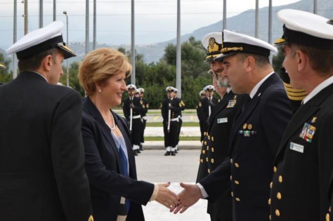 &Sigma;&tau;&alpha; &Chi;&alpha;&nu;&iota;ά &eta; &Upsilon;&phi;&upsilon;&pi;&omicron;&upsilon;&rho;&gamma;ό&sigmaf; &Epsilon;&theta;&nu;&iota;&kappa;ή&sigmaf; Ά&mu;&upsilon;&nu;&alpha;&sigmaf; &Mu;&alpha;&rho;ί&alpha; &Kappa;ό&lambda;&lambda;&iota;&alpha;-&Tau;&sigma;&alpha;&rho;&omicron;&upsilon;&chi;ά