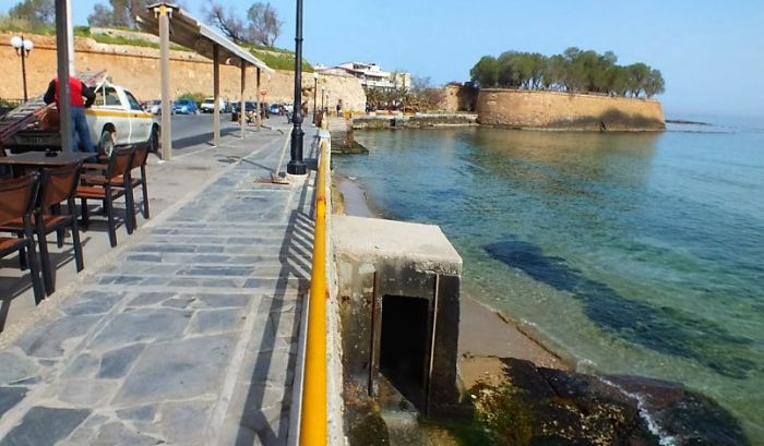 &quot;Ξηλώθηκαν&quot; τέντες και πέργκολες από καταστήματα
