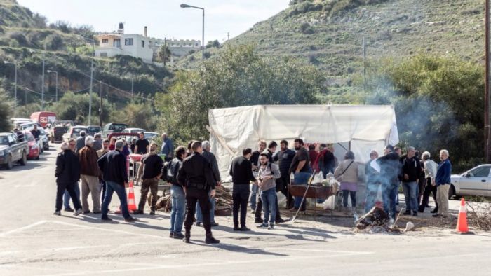 &Pi;&alpha;&rho;&alpha;&mu;έ&nu;&omicron;&upsilon;&nu; &sigma;&tau;&omicron; &mu;&pi;&lambda;ό&kappa;&omicron; &omicron;&iota; &alpha;&gamma;&rho;ό&tau;&epsilon;&sigmaf; &tau;&omega;&nu; &Chi;&alpha;&nu;ί&omega;&nu;