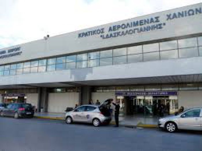 "Πότε θα κάνει ξαστεριά" τραγούδησαν έξω από το αεροδρόμιο Χανίων