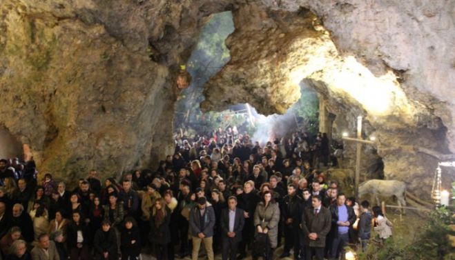 Χριστουγεννιάτικη Θεία Λειτουργιά στο σπήλαιο της Μαραθοκεφάλας