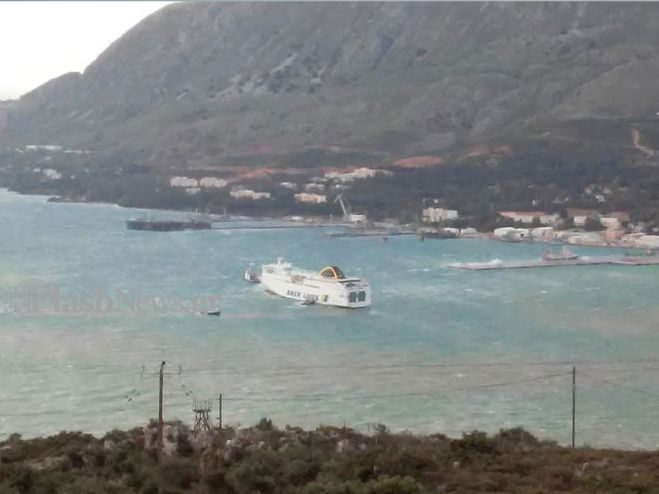 Η προσπάθεια του &quot;Έλυρος&quot; να δέσει στο λιμάνι εν μέσω θαλασσοταραχής