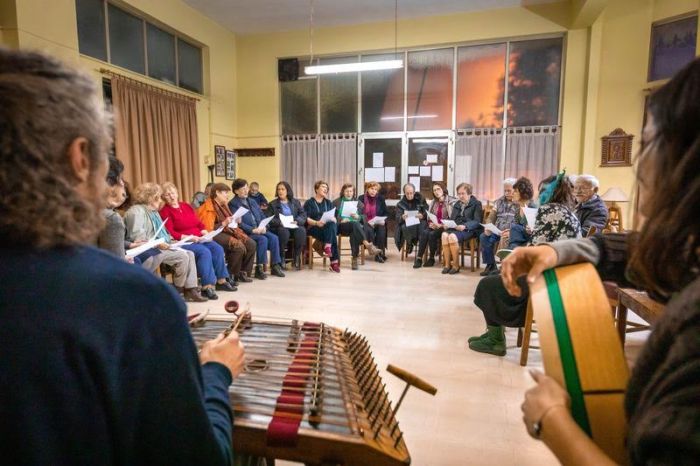 &Mu;&epsilon; ό&chi;&eta;&mu;&alpha; &tau;&eta;&nu; &tau;έ&chi;&nu;&eta; &omicron; &Delta;ή&mu;&omicron;&sigmaf; &Chi;&alpha;&nu;ί&omega;&nu; &pi;&rho;&omega;&tau;&omicron;&pi;&omicron;&rho;&epsilon;ί